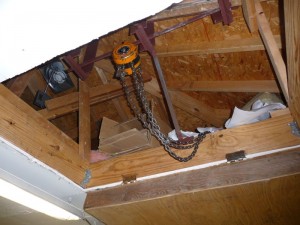 Ceiling engine hoist